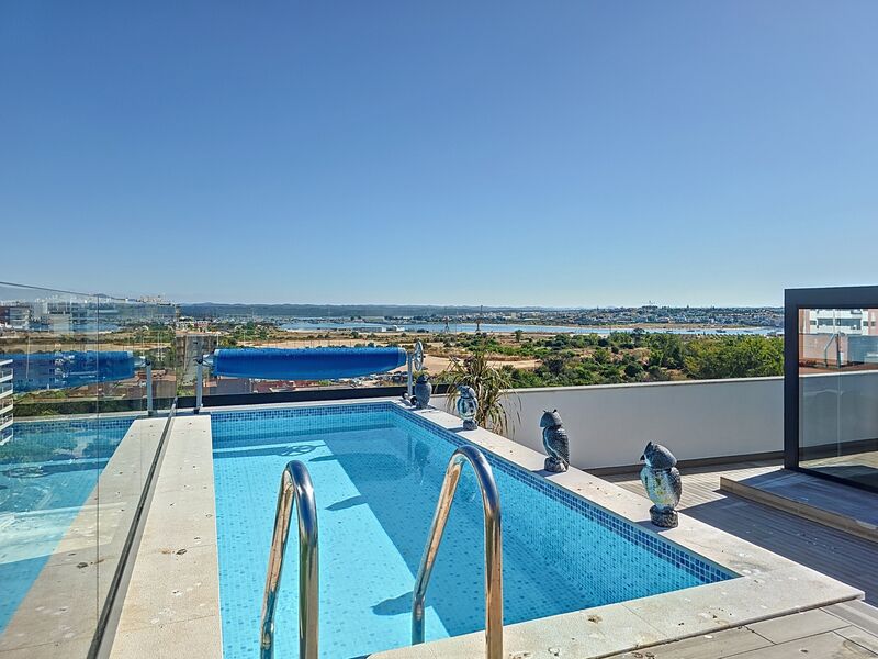 Apartamento T2 de luxo em excelente estado Praia da Rocha Portimão - ar condicionado, piso radiante, piscina, cozinha equipada, vista rio, painéis solares, terraço, garagem, varandas