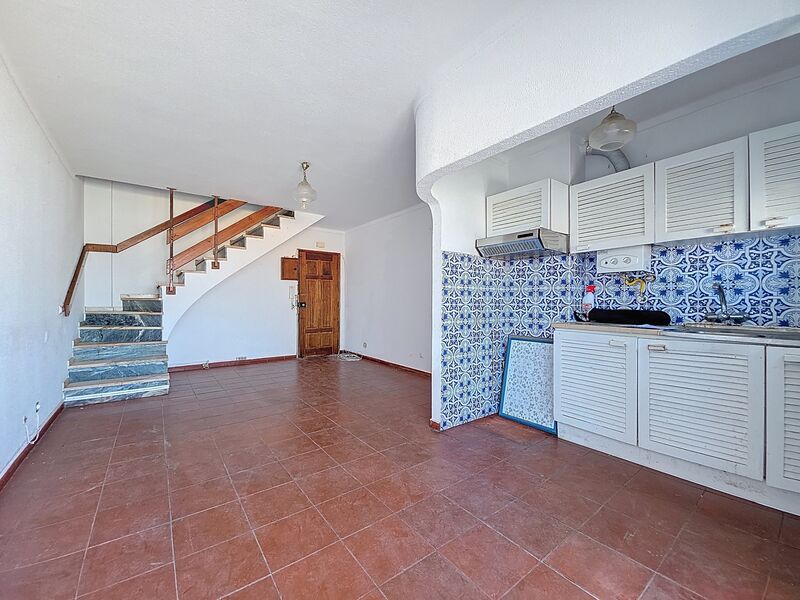 Apartment T2 Duplex in good condition Oura Albufeira - great location, balcony, sea view