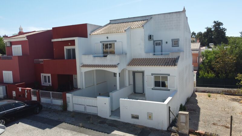 Moradia em bom estado V3+1 Bemposta Alvor Portimão - cozinha equipada, garagem, varandas, ar condicionado