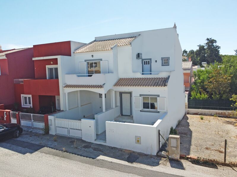 House in good condition 3+1 bedrooms Bemposta Alvor Portimão - air conditioning, equipped kitchen, garage, balconies, balcony