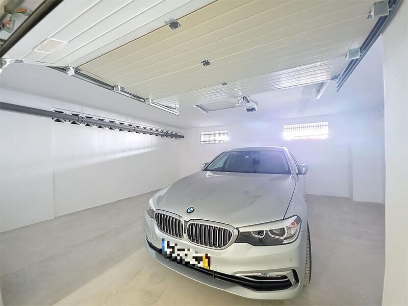Garage box neues with 36.20sqm Alvor Portimão - central location, automatic gate