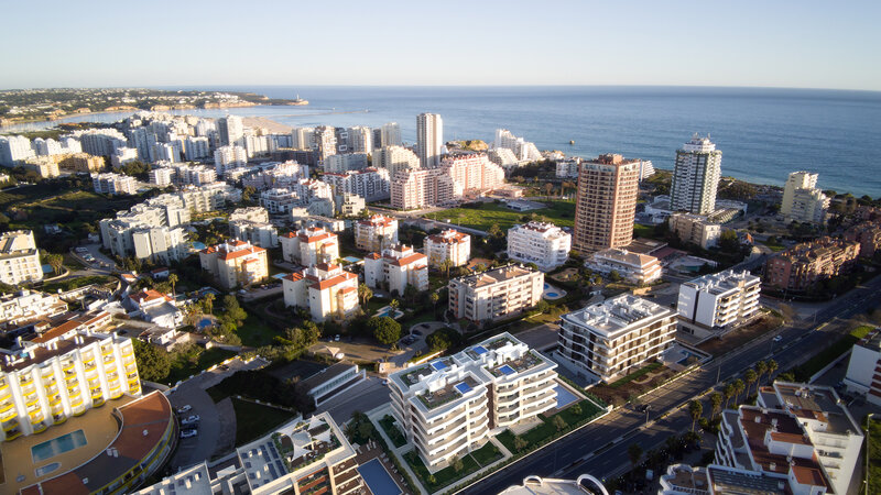 Apartamento T2 con vistas al mar Praia Três Castelos Portimão - balcón, aire acondicionado, garaje, vistas al mar, comunidad cerrada, plaza de garaje, jardín, piscina