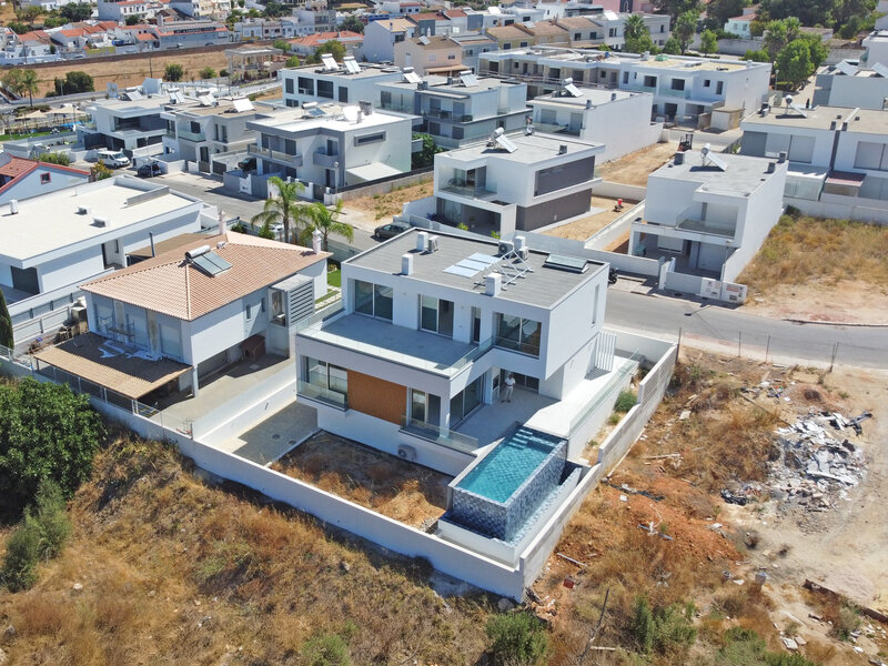House 3 bedrooms new Estômbar Lagoa (Algarve) - air conditioning, underfloor heating, swimming pool, garage, terraces