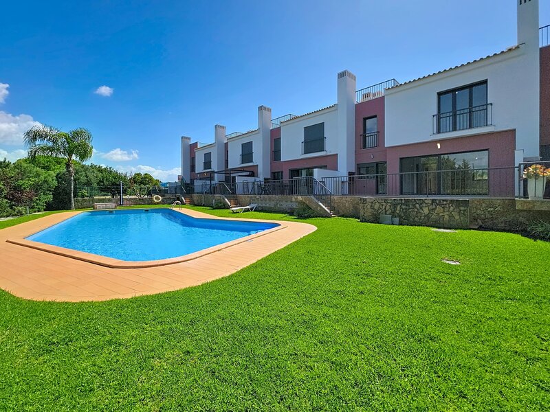 Moradia V3 em excelente estado Rua de São Sebastião Guia Albufeira - vidros duplos, piscina, terraço, condomínio fechado, jardim, varandas, lareira, cozinha equipada, garagem