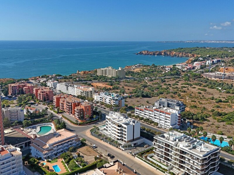 Apartment new 3 bedrooms Vale das Hortas Portimão - air conditioning, garden, kitchen, swimming pool, gated community, double glazing