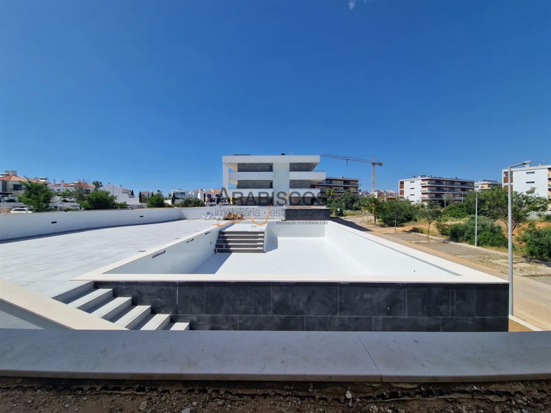 Apartamento T3 em construção Portimão - Vale Lagar - ar condicionado, piscina, piso radiante, painel solar, garagem, condomínio privado, varandas