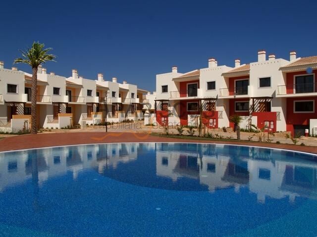 Moradia V3 Antiga em banda Alvor - Sesmarias Portimão - condomínio privado, piscina, terraço, garagem, ténis, quintal, lareira, varandas