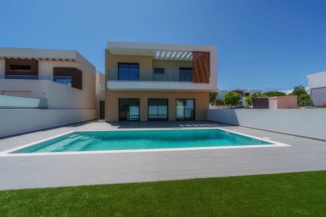 House V4 nouvelle Quarteira Loulé - garden, fireplace, swimming pool, equipped kitchen, barbecue, air conditioning, garage