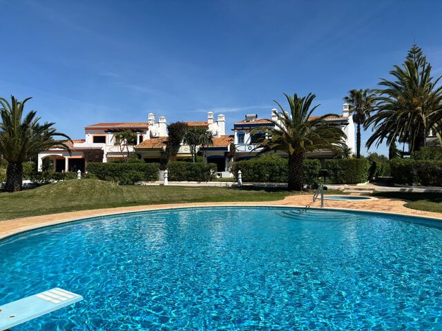 Moradia V2 Carvoeiro Lagoa (Algarve) - varanda, jardim, piscina, sótão, terraço, vista mar, painéis solares
