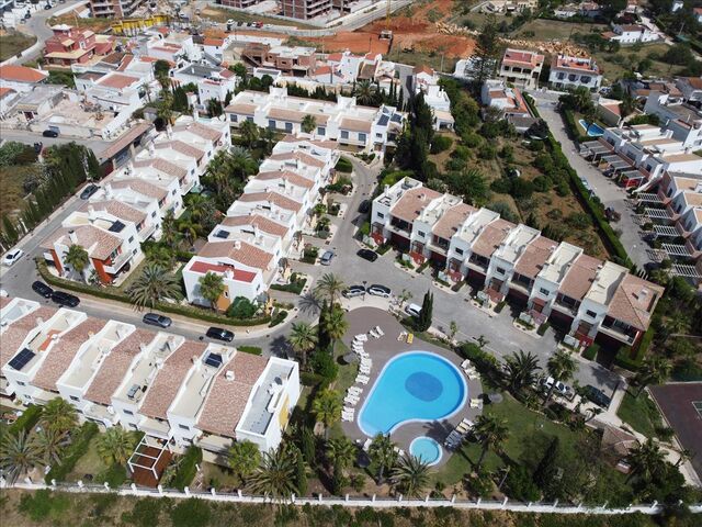 Moradia V3 Geminada em bom estado Portimão - piscina, terraço, ténis, garagem