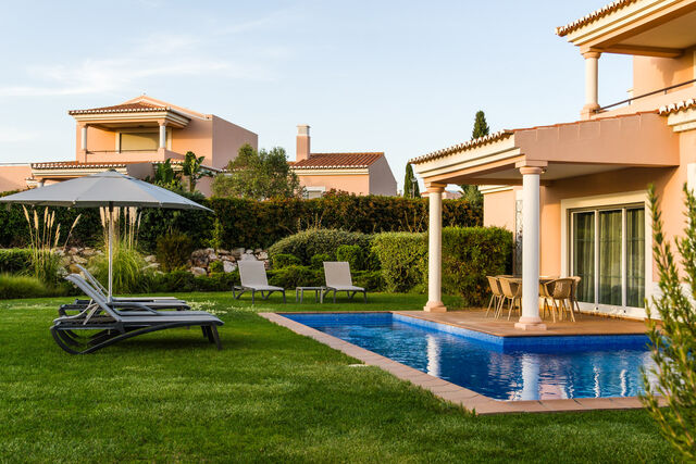 Moradia Moderna V2 Carvoeiro Lagoa (Algarve) - condomínio fechado, varanda, piscina, jardins, ténis, ar condicionado