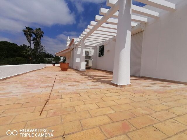 House Single storey 4 bedrooms Penina Mexilhoeira Grande Portimão - solar panels, garden, garage, air conditioning