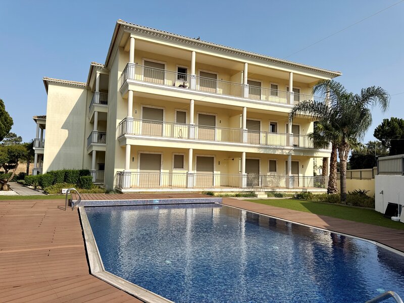 Apartamento no centro T2 Olhos de Água Albufeira - vidros duplos, mobilado, cozinha equipada, piscina, varandas, bbq, ar condicionado, equipado, arrecadação