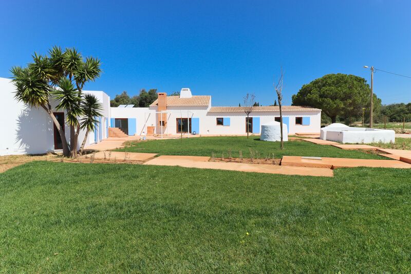 Moradia V4 Antiga Lagoa Vila Nova de Famalicão para vender - jardins, piscina, bbq, painéis solares, vidros duplos, terraço, lareira