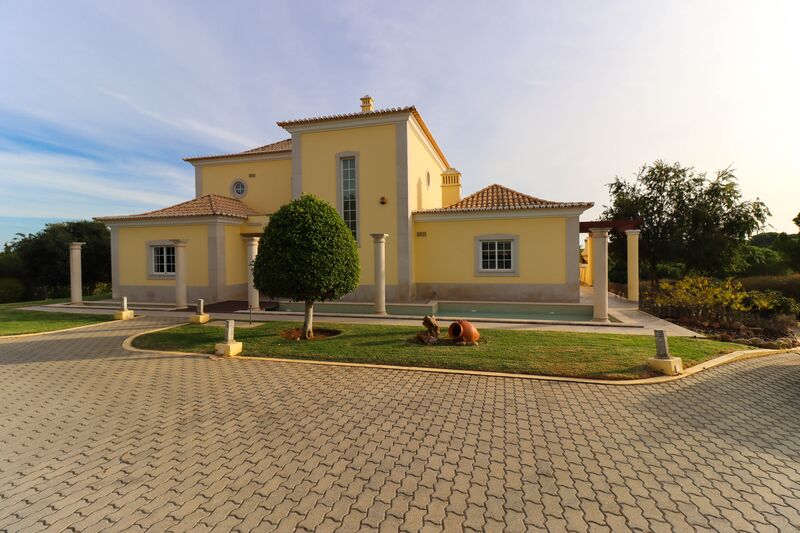 Moradia V3 de luxo Lagoa Vila Nova de Famalicão à venda - ar condicionado, aquecimento central, ténis, garagem, piscina, arrecadação, jardim, alarme, varanda