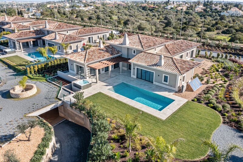Venda de Moradia V4 de luxo Lagoa Vila Nova de Famalicão - jardins, lareira, garagem, condomínio fechado, piscina