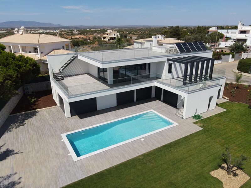 Moradia nova V4 Lagoa Vila Nova de Famalicão - piscina, garagem, painéis solares, terraço, ar condicionado, jardim, piso radiante