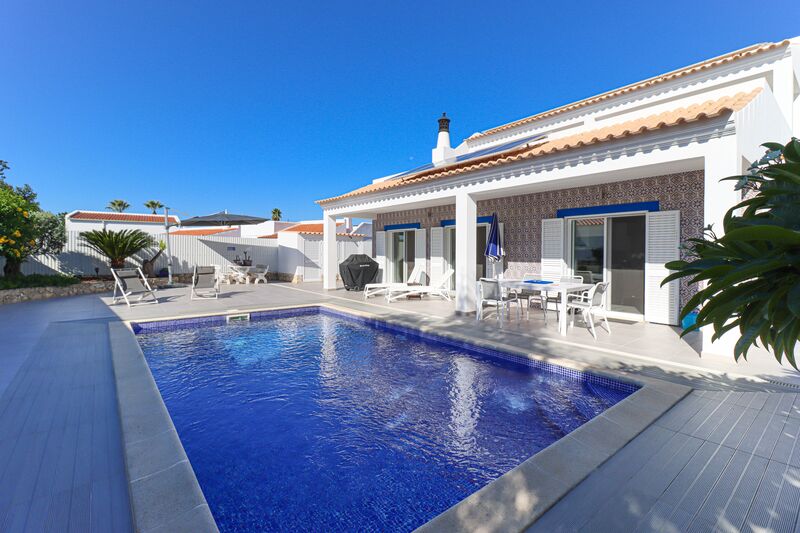 Casa em excelente estado V4 Lagoa Vila Nova de Famalicão para comprar - lareira, ar condicionado, terraços, piscina, rega automática, alarme, jardim, varanda, painéis solares