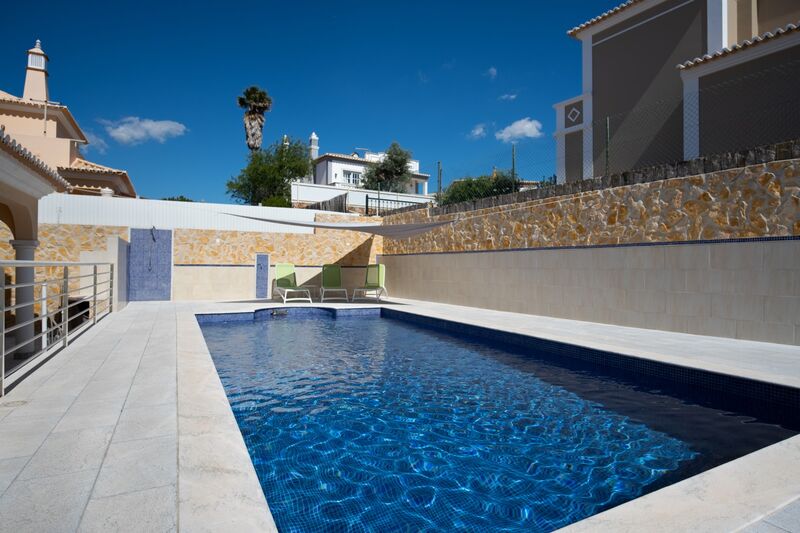 жилой дом новые V3 Cerro de São Miguel Silves - экипированная кухня, терраса, террасы, бассейн, солнечная панель, камин, двойные стекла, гараж, центральное отопление, отличные панорамы