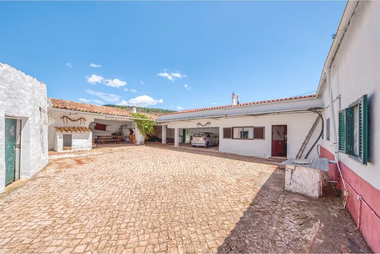 Quinta com casa V4 Portela São Bartolomeu de Messines Silves - água, água da rede, portão automático, oliveiras, tanque, furo, bbq, piscina, árvores de fruto, poço, terraço, lareira, laranjeiras