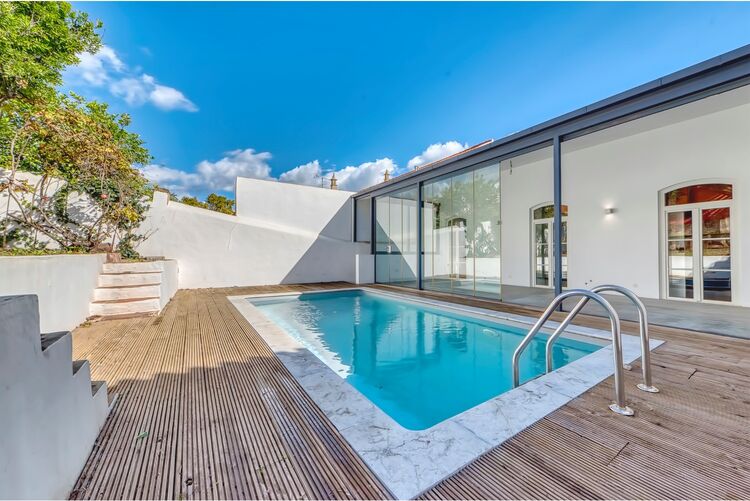 Casa Isolada V8 Centro Silves - piscina, painéis solares, piso radiante, garagem, ar condicionado, terraço, jardins, vidros duplos, salamandra