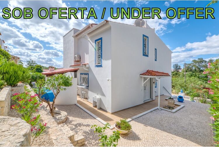 Moradia Renovada perto da praia V3 Carvoeiro Lagoa (Algarve) - ar condicionado, terraços, piscina, jardim, garagem, arrecadação, bbq, lareira, painéis solares, vidros duplos, salamandra