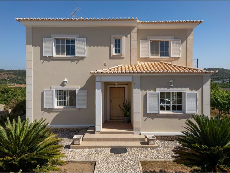 Moradia V5 Centro Silves - vidros duplos, bbq, piscina, painel solar, terraços, vista campo, caldeira, garagem, aquecimento central, lareira, jardim