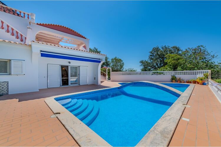 House V6 Renovated in the field Porches Lagoa (Algarve) - terraces, double glazing, barbecue, garage, boiler, equipped kitchen, alarm, fireplace, garden, terrace, air conditioning, central heating, store room, swimming pool