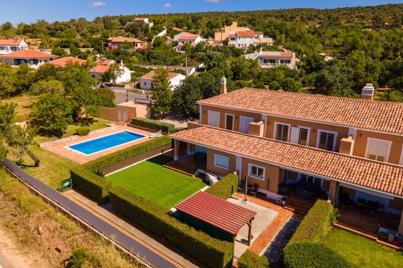 Moradia V3+1 Geminada Messines de Baixo São Bartolomeu de Messines Silves - garagem, portão automático, lareira, condomínio privado, varanda, vidros duplos, ar condicionado, arrecadação, jardim, terraço, piscina