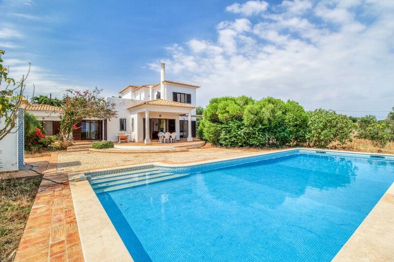Moradia V3 no campo Nora São Bartolomeu de Messines Silves - terraço, bbq, lareira, piscina, jardins