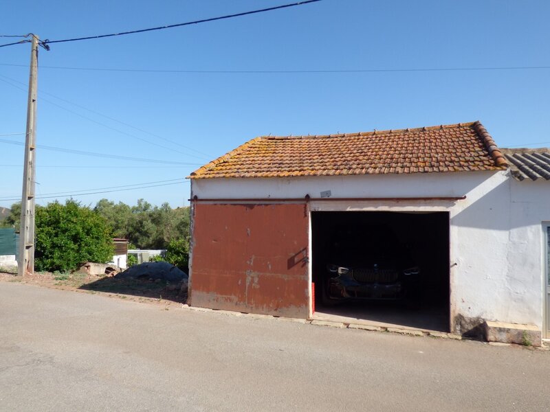 Terreno de 360m2 com armazém de 35 m2, localizado a 5 minutos do centro da cidade de Silves