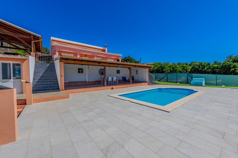 Moradia V3+1 Malhão Alcantarilha Silves - vidros duplos, videovigilância, terraço, portão automático, jardim, arrecadação, muita luz natural, piscina, bbq, sótão