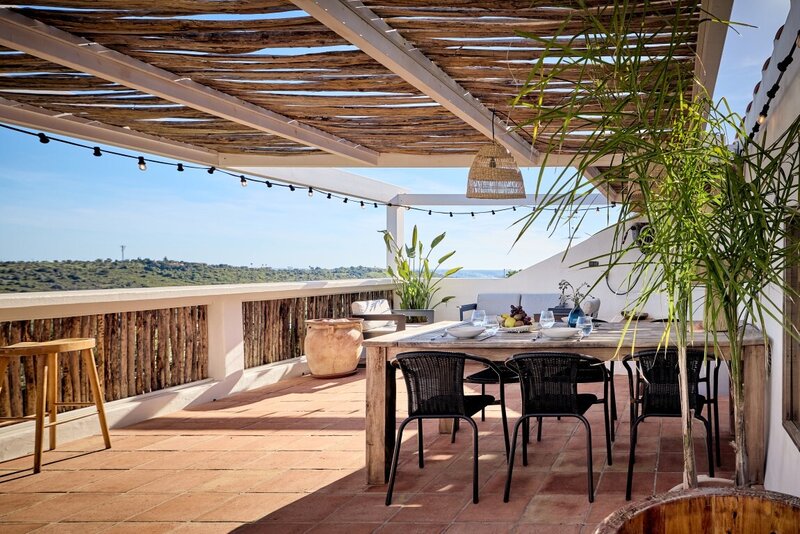 Casa totalmente renovada com 4 quartos e terraço com bonitas vistas sobre o campo