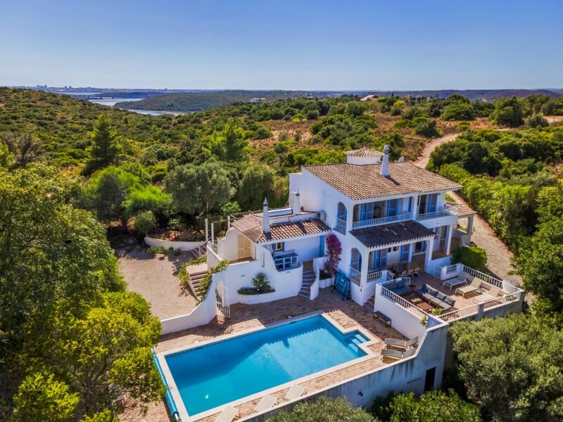 Moradia espaçosa com 4 quartos, piscina e garagem, com Vista para o Rio Arade e Silves