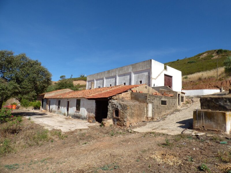 Farm V6 Alferce Monchique - elektriciteit, terras, goede toegang, garage, waterput, leidingwater, water