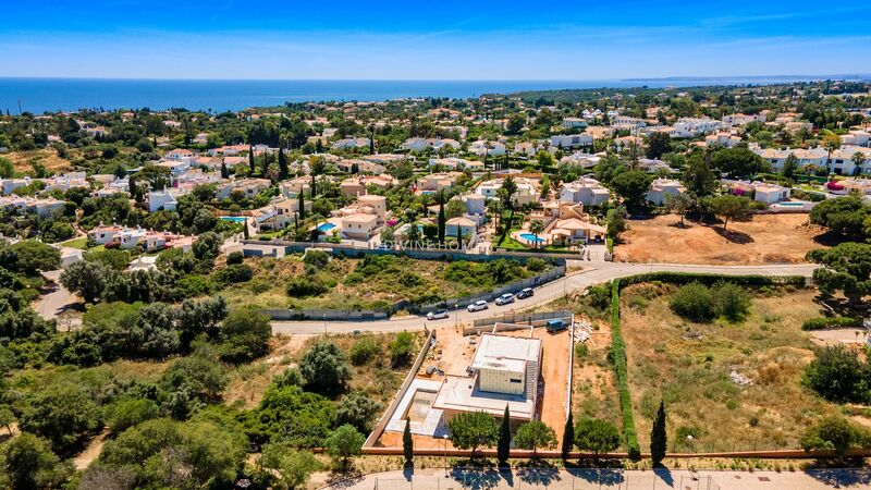 Moradia V4 Moderna Carvoeiro Lagoa (Algarve) - vista mar, garagem, terraço, ténis, piscina