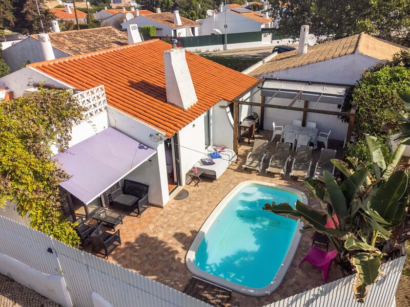 Moradia Térrea no centro V3 Albufeira e Olhos de Água - terraço, bbq, lareira, varandas, jardim, muita luz natural, piscina, ar condicionado, arrecadação