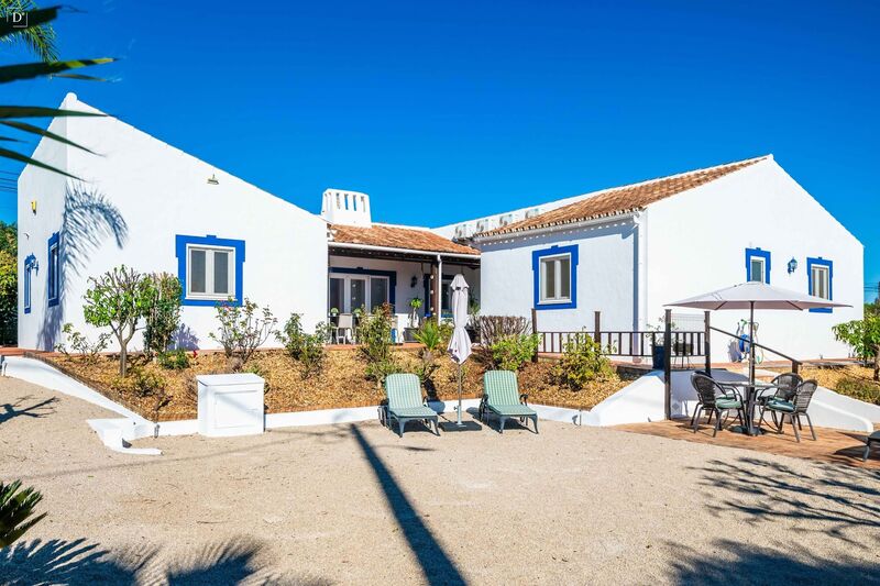Villa V4 Loulé São Clemente - plenty of natural light, terrace, swimming pool, central heating, air conditioning, barbecue, solar panels, fireplace, garden