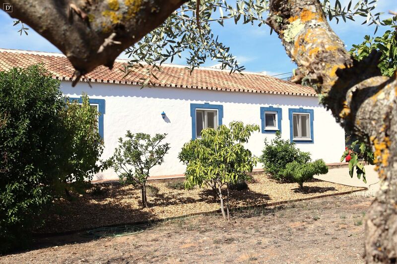 Villa V4 Loulé São Clemente - plenty of natural light, terrace, swimming pool, central heating, air conditioning, barbecue, solar panels, fireplace, garden