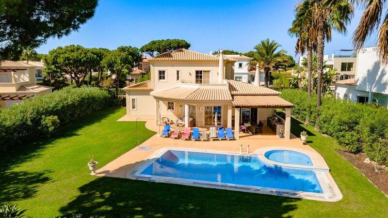 дом современная V4 Vilamoura Quarteira Loulé - полы с подогревом, сад, сигнализация, барбекю, бассейн, гараж, экипирован, веранда, солнечные батареи, терраса, камин