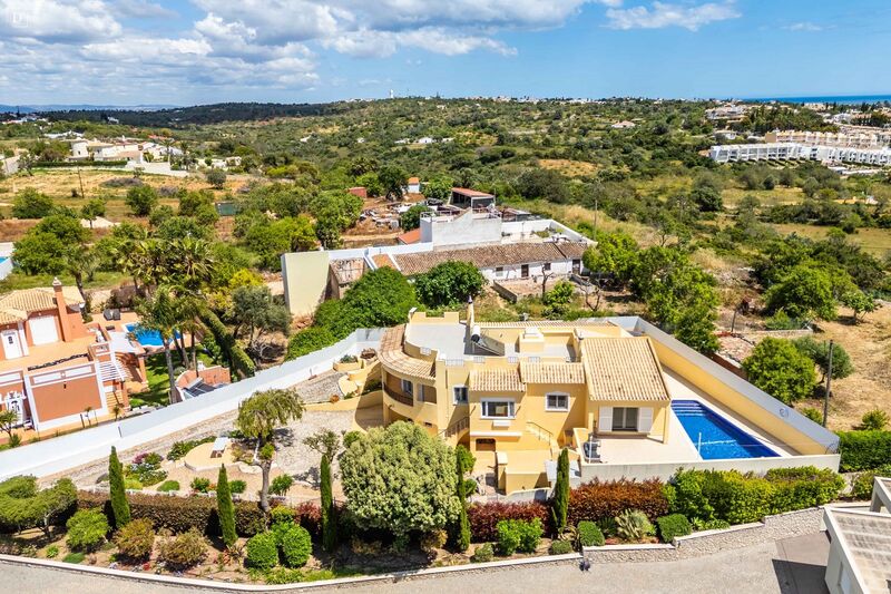 Moradia V3 Albufeira e Olhos de Água - garagem, lareira, vidros duplos, piscina, terraço, painéis solares, jardins, ar condicionado