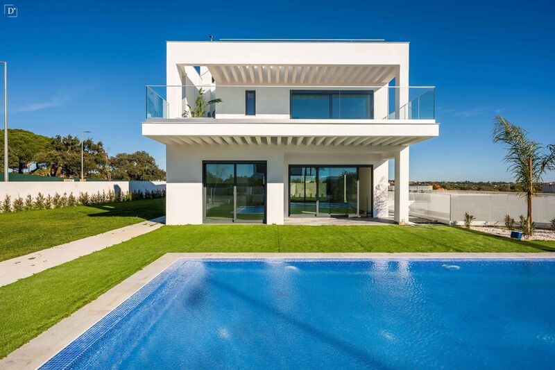 Moradia V4 Moderna Alcantarilha Silves - painéis solares, terraço, ar condicionado, piscina, jardim, garagem, piso radiante, vista mar