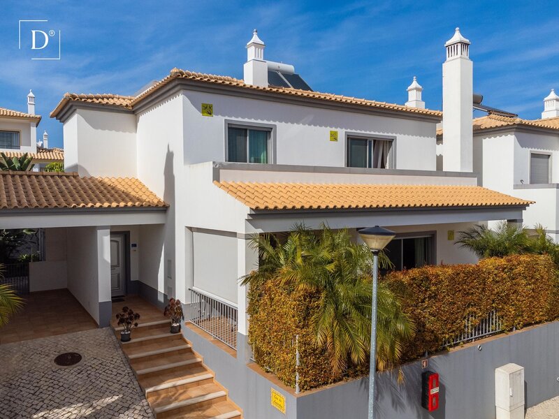 House 3 bedrooms Paderne Albufeira - automatic irrigation system, store room, garden, underfloor heating, fireplace, air conditioning, terrace, swimming pool, balcony