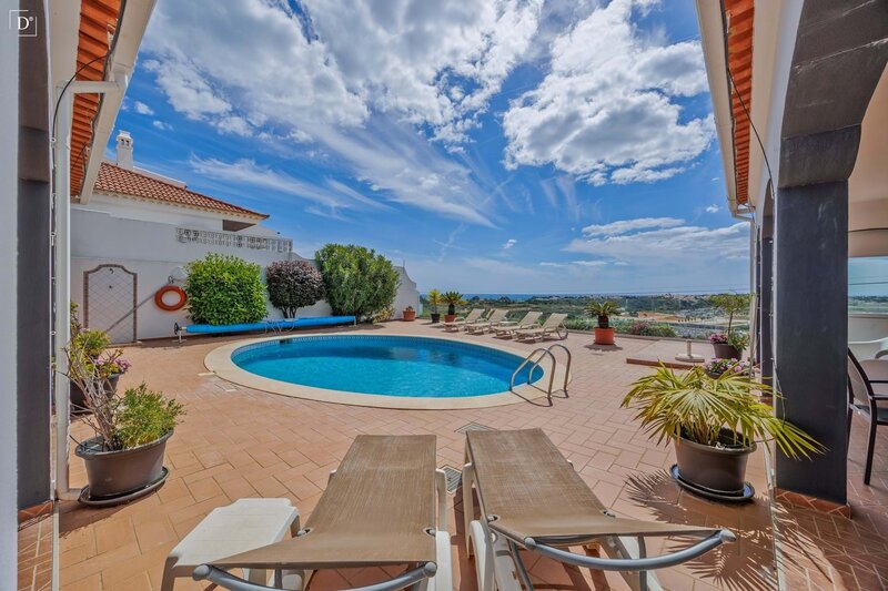 House Renovated 4 bedrooms Albufeira e Olhos de Água - store room, sea view, garage, double glazing, fireplace, barbecue, air conditioning, swimming pool, terrace, plenty of natural light, excellent location, solar panels, tennis court