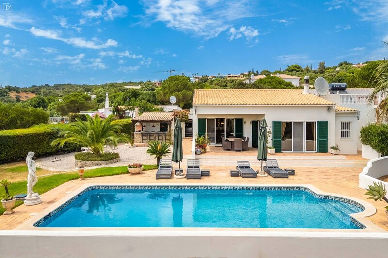 Moradia V4 Renovada Santa Bárbara de Nexe Faro - terraços, zona calma, jardins, piscina, aquecimento solar, vidros duplos, vista campo, lareira, garagem, rega automática, bbq, ar condicionado