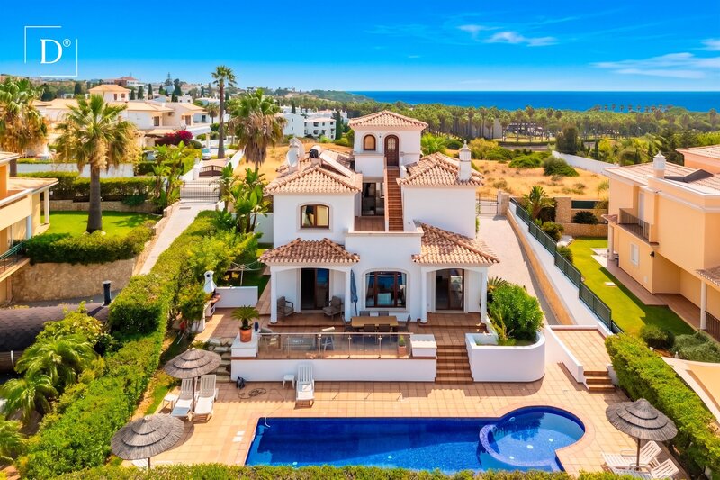 Moradia de luxo V4 Albufeira e Olhos de Água - painéis solares, rega automática, ar condicionado, caldeira, alarme, terraço, piscina, vidros duplos, bbq, jardim, garagem
