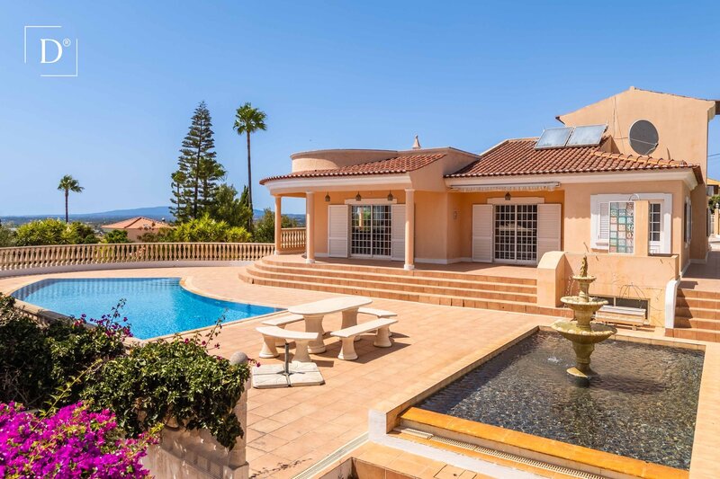 Villa V4 Ferreiras Albufeira - panneau solaire, climatisation, garage, cheminée, piscine, jardins, meublé