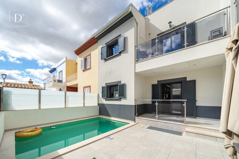House Modern townhouse 3 bedrooms Tunes Silves - tiled stove, garden, double glazing, barbecue, terrace, garage, balcony, swimming pool, solar panels, air conditioning