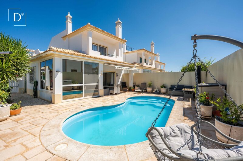 Villa 3 bedrooms Isolated well located Paderne Albufeira - garage, plenty of natural light, air conditioning, gardens, terrace, balcony, barbecue, swimming pool, fireplace