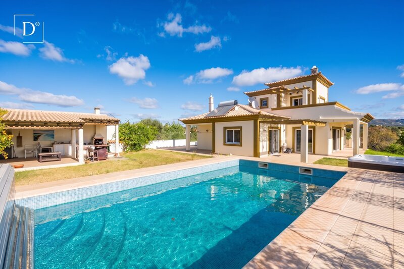 Moradia Moderna no campo V4 Pechão Olhão - garagem, muita luz natural, lareira, terraços, piscina, bbq, ar condicionado